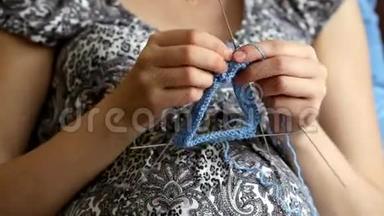孕妇在<strong>怀孕期</strong>间为婴儿钩针。 钩针编织工艺